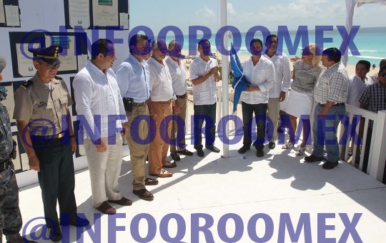 Izamiento de la  bandera  �Blue Flag� en Playa Delfines 