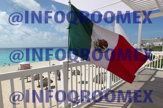 Izamiento de la  bandera  �Blue Flag� en Playa Delfines 