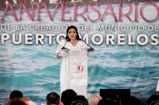 Mara Lezama recibe una artesania de Puerto Morelos