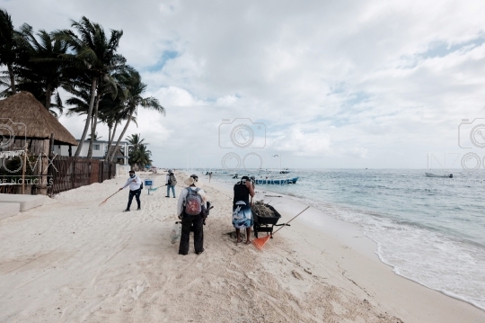 Turistas disfrutan de las playas de Puerto Morelos