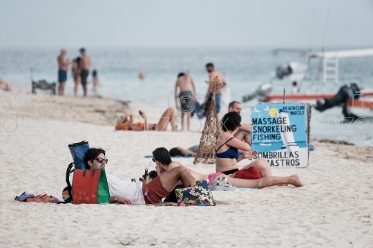 Turistas disfrutan de las playas de Puerto Morelos