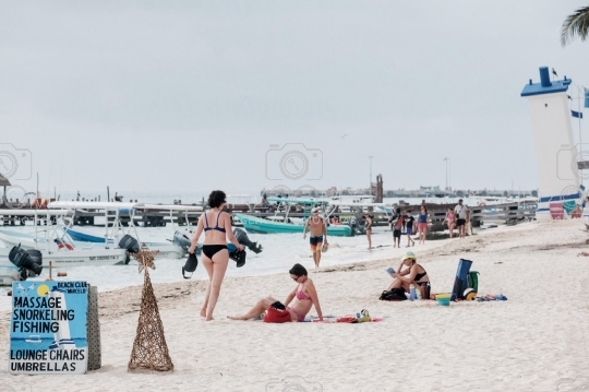 Turistas disfrutan de las playas de Puerto Morelos