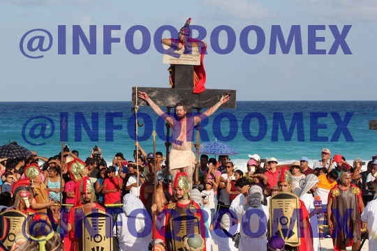 Viacrucis  Viviente en Playa Delfines 