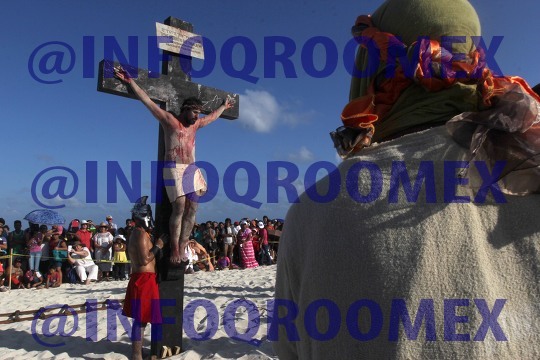 Viacrucis  Viviente en Playa Delfines 