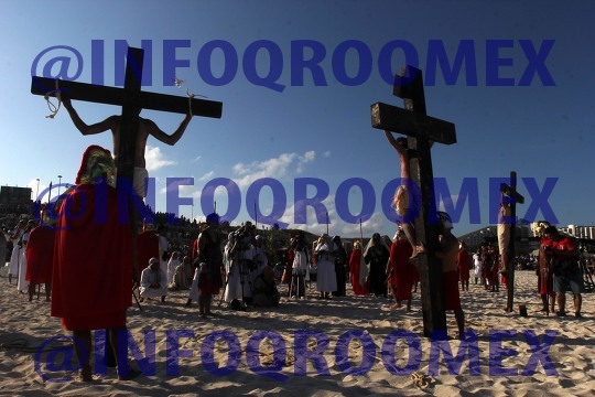 Viacrucis  Viviente en Playa Delfines 