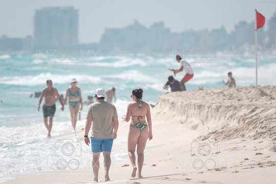 Banderas preventivas amarillas y rojas en las playas