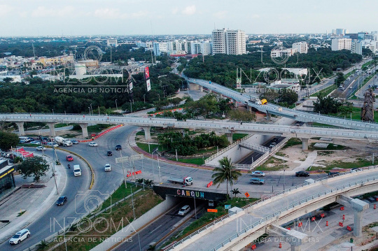 Vistas del Distribuidor Vial en la Avenida Tulum